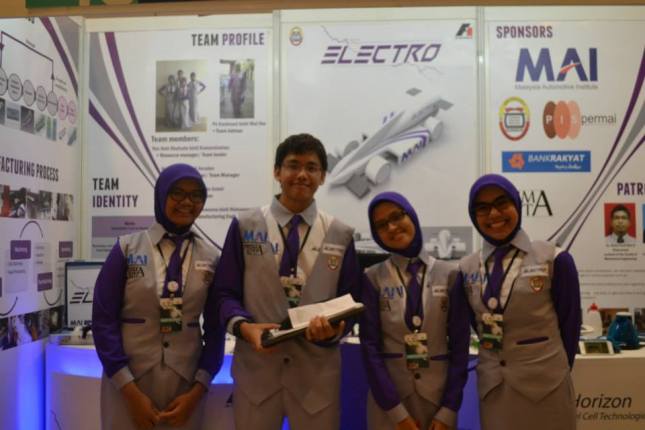 Pasukan Electro yang bakal membawa bendera Malaysia ke peringkat antarabangsa. Dari kiri, Nadya, Aiman, Ameena dan Anis
