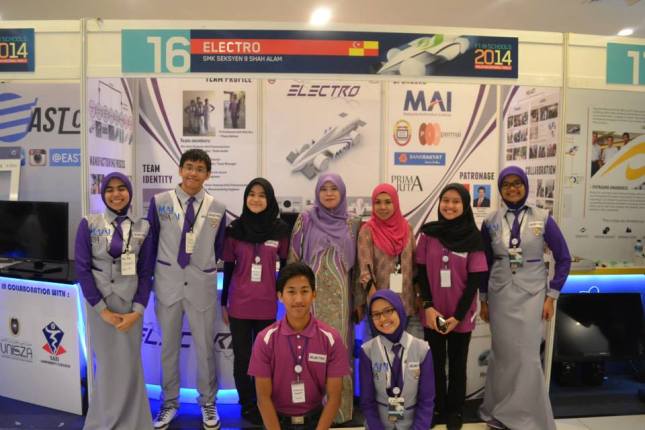 Pasukan Electro bersama guru pembimbing dan krew teknikal
